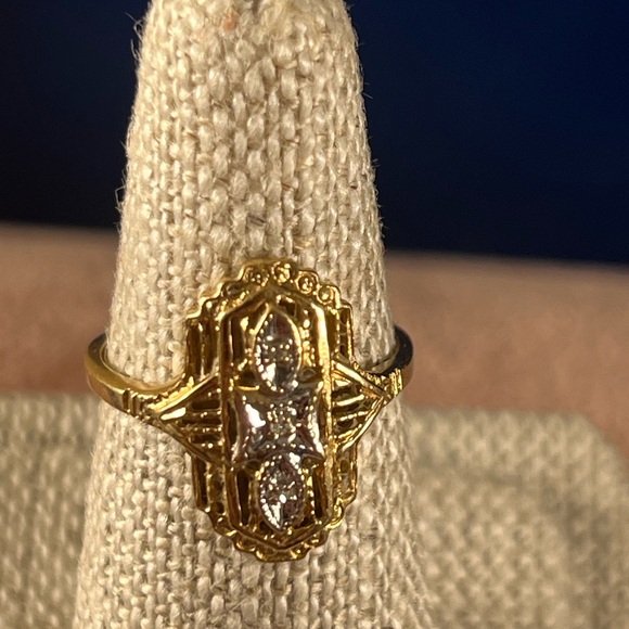 Size 5 10kt gold ring - Picture 2 of 6